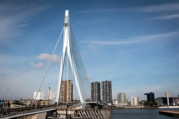 Vooraanzicht Erasmusbrug in Rotterdam