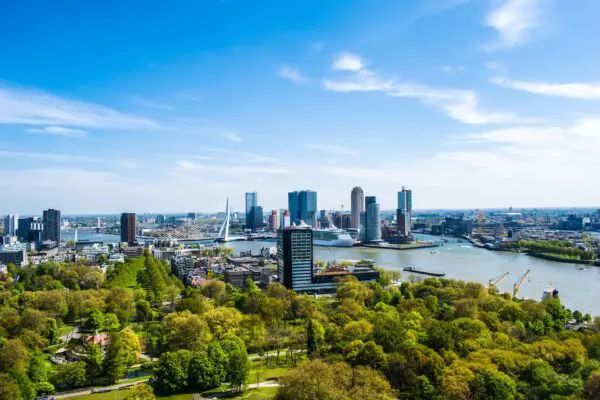Zijaanzicht Erasmusbrug in Rotterdam van de verte